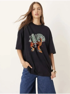 Détail de l'imprimé graphique sur un T-shirt noir surdimensionné en pur coton doux