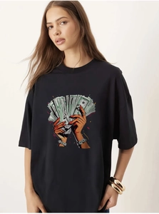 Gros plan d'un t-shirt oversize noir en coton avec un imprimé urbain de billets de dollars