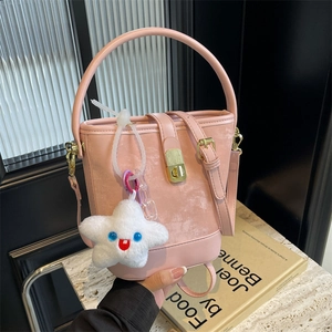 Women Matte PU Leather Bucket Bag With Star Pendant Metal Lock Crossbody Shoulder Bag Casual Fashion Versatile Handbag