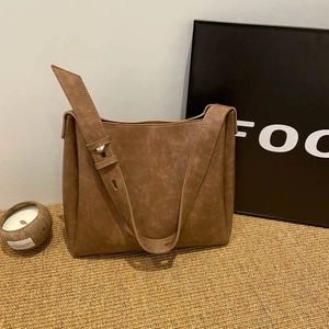 Sac seau vintage marron caramel avec large bandoulière, rivets et finition mate