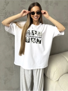 Détail d'un t-shirt blanc oversize en coton avec portraits en noir et blanc imprimés