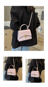 Vue détaillée du sac bandoulière en cuir lavande avec boucle dorée et fine bandoulière