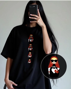 Detail des Matroschka-Prints auf lockerem schwarzem Baumwoll-Oversize-T-Shirt