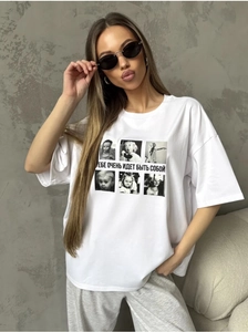 Détail du t-shirt blanc oversize avec impression photo six cases et lettrage russe