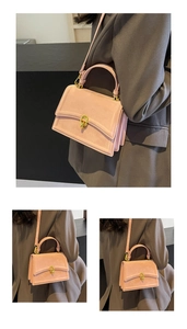 Détails du sac à bandoulière rose pâle avec fermoir tournant doré et texture en cuir lisse