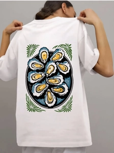 Vista posteriore di una t-shirt in cotone bianco con stampa di ostriche colorate