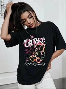 Détail de l'imprimé ours graffiti et du lettrage ON FIRE sur un t-shirt noir en coton