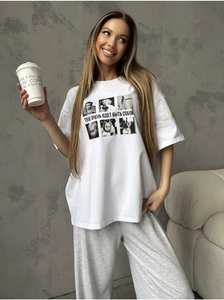 Détail d'un t-shirt blanc oversize avec imprimé russe et photographie noir et blanc