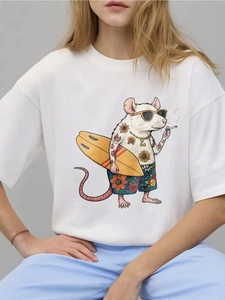 Dettaglio della t-shirt bianca in cotone con illustrazione di topo surfista e colori vivaci