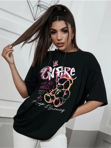 Détail d'un t-shirt oversize en coton noir avec imprimé graphique de style streetwear