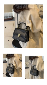 Détail d'un sac bandoulière noir vintage avec boucle dorée sur un trench-coat kaki chic