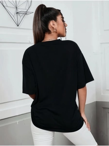 Vue détaillée du dos d'un t-shirt noir ample en coton au style rétro avec épaules tombantes
