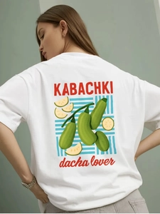 Dettaglio della maglietta in cotone bianco con stampa di zucchine e testo sul retro