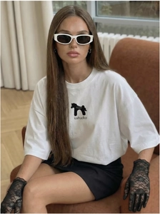 Detail von weißem Baumwoll-T-Shirt mit schwarzem Tierdruck und loshadka-Schriftzug