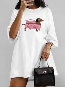 Detail der kreativen Dackel-Grafik auf dem weißen Baumwoll-T-Shirt mit kurzen Ärmeln