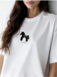 Detail eines weißen Baumwoll-T-Shirts mit schwarzer Pony-Silhouette und 'loshadka' Aufdruck