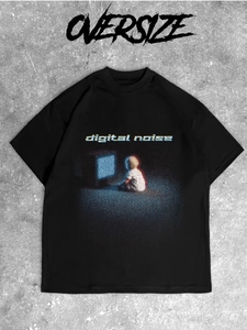 Primer plano de camiseta negra oversize con estampado gráfico vintage digital noise