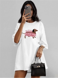 Detailansicht der lustigen Dackel-Grafik auf diesem weißen Baumwoll-T-Shirt für Damen
