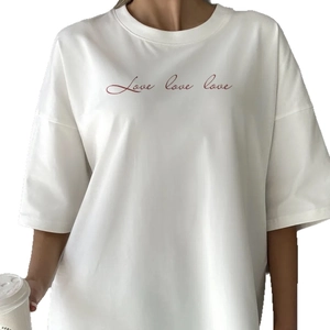 Loose white cotton T-shirt with red 'Love love love' print and round neck for women
