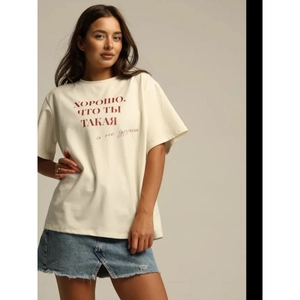 Oversized beige cotton t-shirt with red letter print and light blue denim skirt