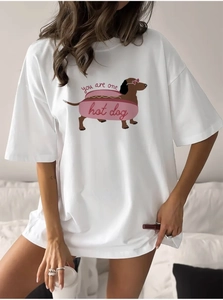 Detail eines weißen Oversized-T-Shirts aus Baumwolle mit Vintage-Dackel-Cartoon-Print