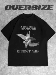 Detalle de camiseta negra oversize de algodón con estampado de palomas y texto ruso