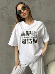 Détail d'un t-shirt blanc oversize en coton avec six impressions de portraits en noir et blanc