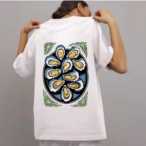 T-shirt oversize in cotone bianco con stampa grafica artistica a forma di ostrica sul retro