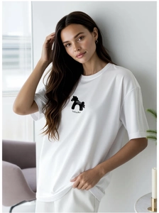 Detailansicht eines weißen Baumwoll-T-Shirts mit schwarzem Pferdeprint und Loshadka-Schrift