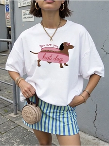 Detailansicht eines weißen Baumwoll-T-Shirts mit kreativem Hot-Dog-Dackel-Aufdruck