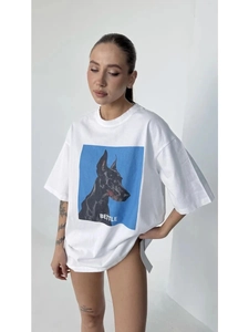 Détail du t-shirt blanc en coton oversize avec imprimé graphique chien bleu et texte
