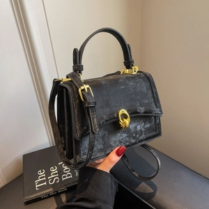 Petit sac carré noir vintage avec boucle dorée et bandoulière réglable pour femmes