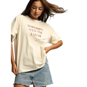 Oversize cream cotton T-shirt with red letter print and crew neck for a casual look
