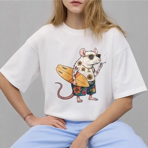 T-shirt oversize da donna in cotone bianco con stampa grafica di un topo surfista trendy