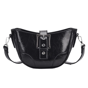 Sac croissant noir brillant chic avec boucle argentée et détail de sangle à œillets