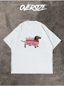 Flache Ansicht eines weißen Oversize-Baumwoll-T-Shirts mit Dackel-Hotdog-Print
