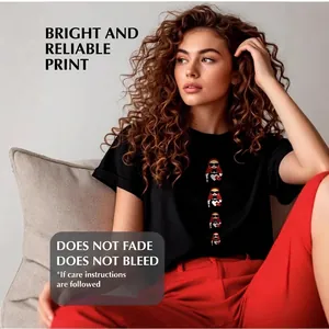 Oversize-T-Shirt aus schwarzer Baumwolle mit Matroschka-Grafik und roter Stoffhose