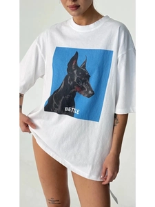 Détail d'un t-shirt blanc oversize en coton avec portrait de Doberman bleu et imprimé