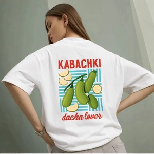 T-shirt oversize in cotone bianco con grafica colorata di zucchine e stampa dacha lover