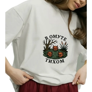 T-shirt oversize in cotone bianco con illustrazione di diavoli e testo in russo