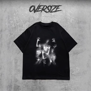 Camiseta negra oversize de algodón grueso con gráfico de mano sobre fondo de cemento