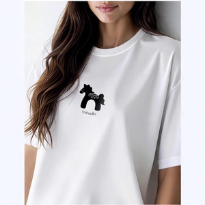 Minimalistisches weißes Baumwoll-T-Shirt mit schwarzem Pferde-Grafikdruck