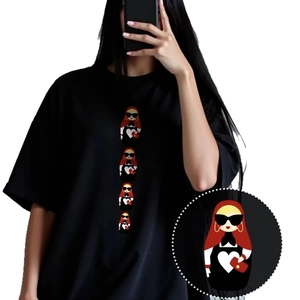 Oversize schwarzes Baumwoll-T-Shirt mit kreativem russischem Puppen-Grafikdruck für Damen