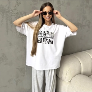 T-shirt blanc oversize en coton avec imprimés photo noir et blanc et texte russe