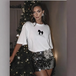 Weißes Baumwoll-T-Shirt mit Pferde-Grafik und silbernem Paillettenrock für festlichen Look