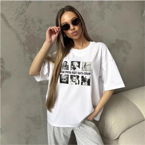 T-shirt blanc oversize avec imprimés portraits vintage et texte russe pour un look chic