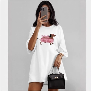 Weißes Oversize-T-Shirt aus Baumwolle mit süßem Dackel-Hotdog-Print beim Mirror-Selfie
