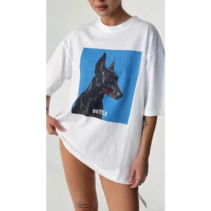 T-shirt blanc oversize en coton avec imprimé Dobermann bleu et texte BETTLE