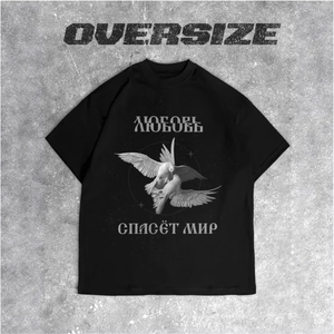 Camiseta negra oversize con gráfico de dos palomas y texto cirílico sobre fondo gris