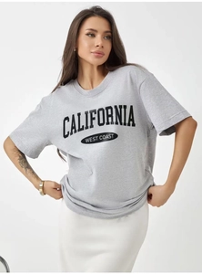 Λεπτομέρεια γκρι βαμβακερού T-shirt με τύπωμα California West Coast και χαλαρή εφαρμογή